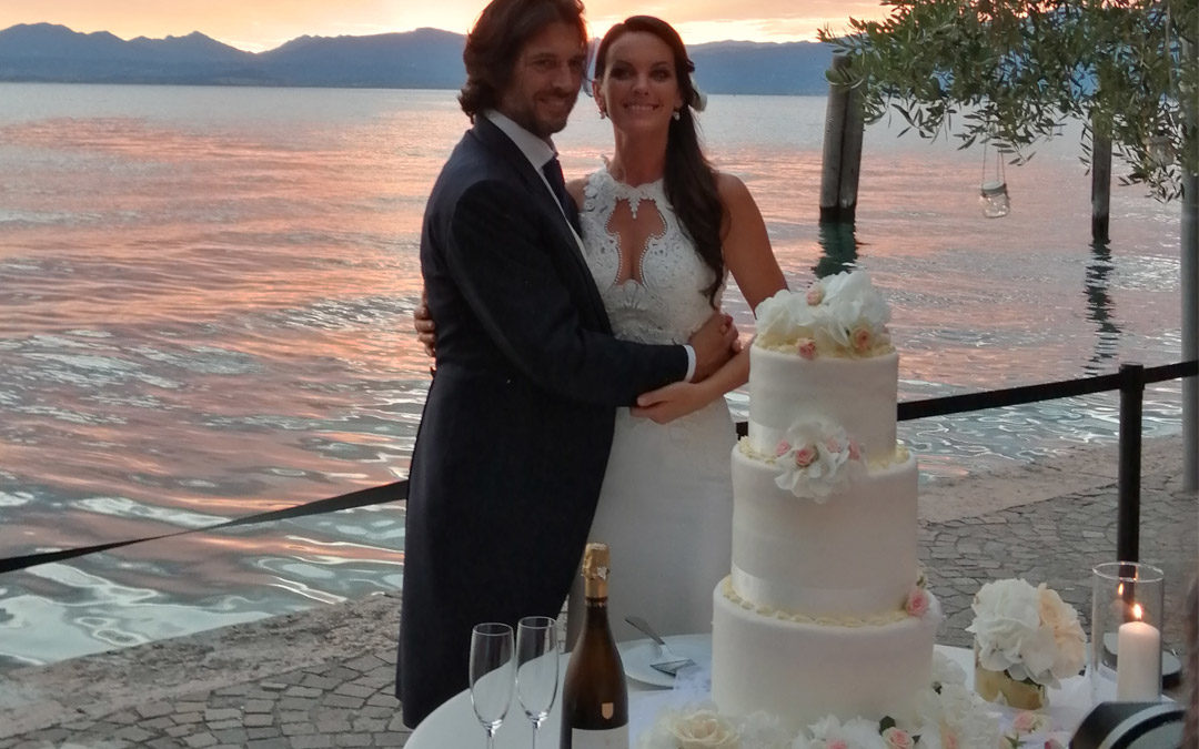 The cutting of the cake on the shores of Lake Garda evokes unforgettable excitement!